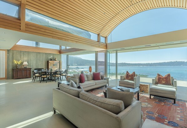 Smart TV, chimenea, libros y oficina 