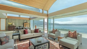 Smart-TV, Kamin, Bücher, Arbeitsbereiche