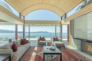 Smart TV, fireplace, books, offices