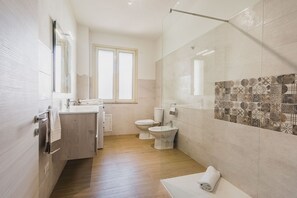 Dusche, Haartrockner, Handtücher