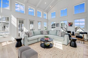 Téléviseur connecté, foyer, lecteur de DVD, livres