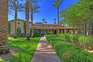 Property grounds - Updated and Refreshed 3/3 villa just steps away from the Sparkling pool (La Quinta)