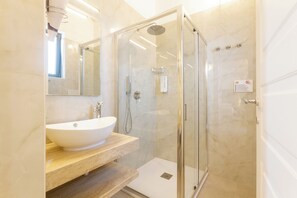 Shower, rainfall showerhead, free toiletries, hair dryer - Tenuta Dorolivo Guest House e B&B (Giurdignano)