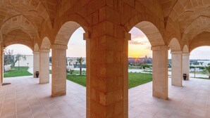 An architectural structure with multiple arches and a tiled floor. - Tenuta Dorolivo Guest House e B&B (Giurdignano)