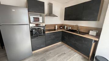 Kühlschrank, Mikrowelle, Ofen, Herdplatte
