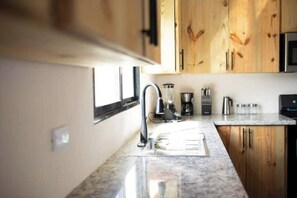 Kühlschrank, Mikrowelle, Ofen, Wasserkocher mit Kaffee-/Teezubehör