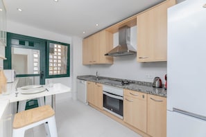 Frigorifero, microonde, forno, piano cottura