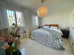 4 bedrooms, iron/ironing board, WiFi, bed sheets