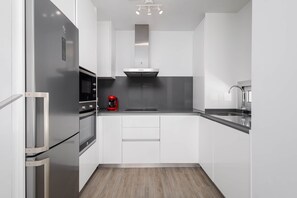 Frigorifero, microonde, forno, piano cottura