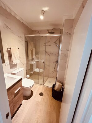 Haartrockner, Handtücher, Seife, Toilettenpapier