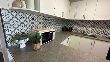 Køleskab, mikrobølgeovn, ovn, kogeplade