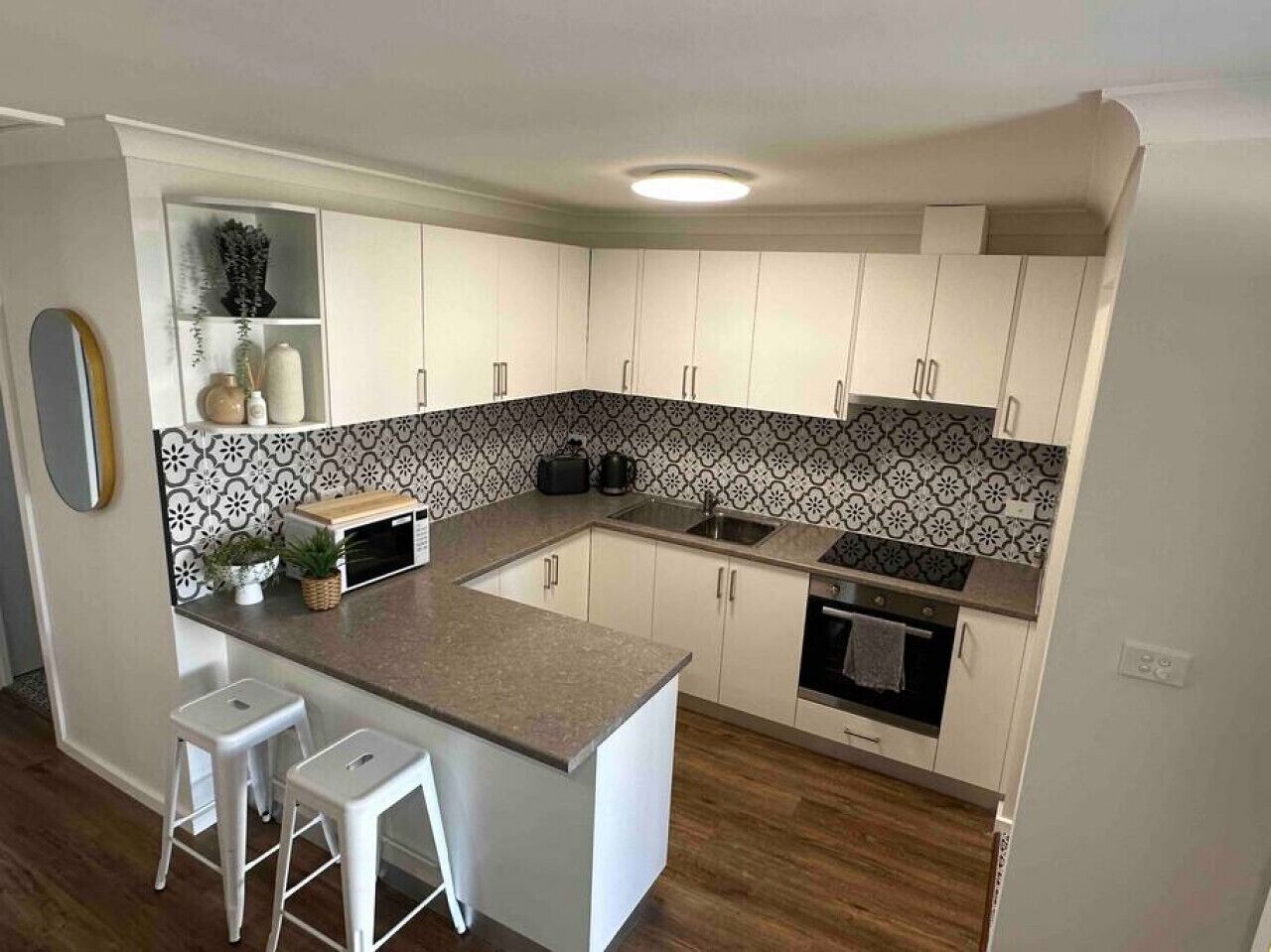 Kühlschrank, Mikrowelle, Ofen, Herdplatte