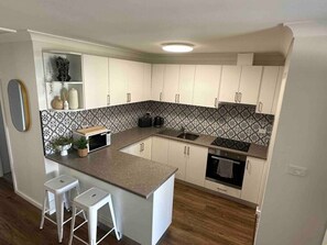 Kjøleskap, mikrobølgeovn, ovn og kokeplater