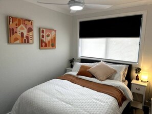 2 soverom, skrivebord, strykejern/-brett og wi-fi (inkludert)