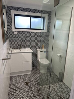 Hair dryer, towels - Wagga Central EVANS # 1 (Wagga Wagga)