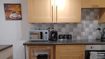 Executive Apartment | Private kitchen | Electric kettle, toaster, eco-friendly cleaning products
