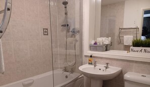 Executive Apartment | Bathroom | Free toiletries, hair dryer, bathrobes, towels