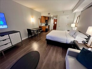 1 habitación, tabla de planchar con plancha, wifi y ropa de cama