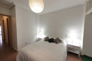 3 habitaciones, tabla de planchar con plancha, wifi y ropa de cama 