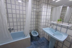 Secadora de cabello, bidet, toallas, jabón 
