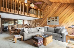 Smart-TV, Kamin, Bücher