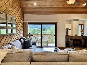 Smart-TV, Kamin, Bücher