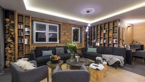 Un saló modern amb un sofà, taula de centre i prestatges de llibres.