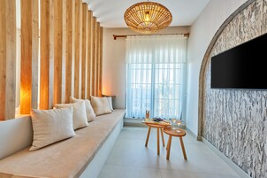 小型套房 | 起居区 | 43-英寸智能电视（配备卫星频道）、Netflix、Hulu