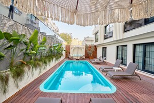 季节性开放的室外游泳池