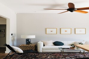 Smart TV, fireplace - Drexel Villa - Contemporary Villa with Classic English Charm in Beverly Grove (Los Angeles)