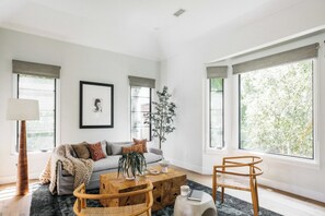 Smart TV, fireplace - Drexel Villa - Contemporary Villa with Classic English Charm in Beverly Grove (Los Angeles)