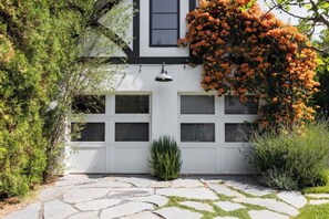 Exterior detail - Drexel Villa - Contemporary Villa with Classic English Charm in Beverly Grove (Los Angeles)