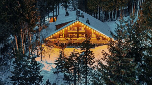 A cabin with a wooden exterior, a porch, and a chimney. - Large chalet, peaceful setting ideal for Cham adventures, Flégère & Grand Montet (Chamonix-Mont-Blanc)