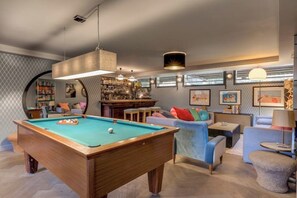 A modern living room with a pool table, a bar area, and comfortable seating. - Large chalet, peaceful setting ideal for Cham adventures, Flégère & Grand Montet (Chamonix-Mont-Blanc)