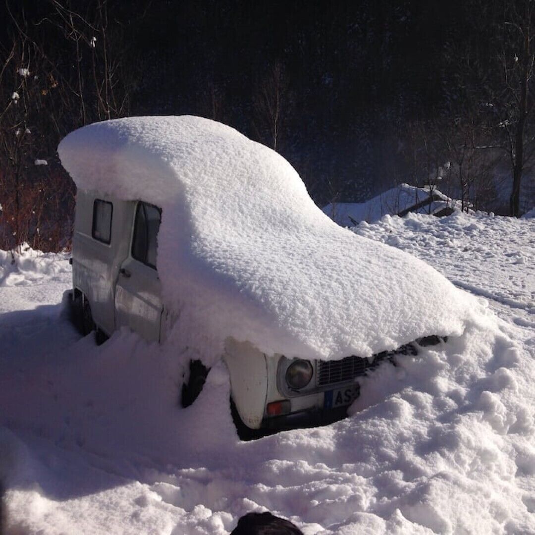 Ein mit Schnee bedecktes Auto.