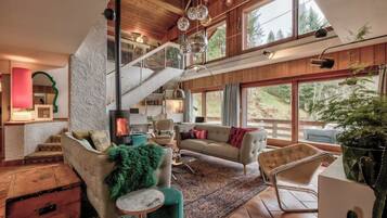 Smart-tv, een open haard, een stereo en een printer