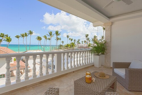 Exclusive 10BR Retreat –  Rooftop, Chef + Daily Cleaning – 1min walk to Beach