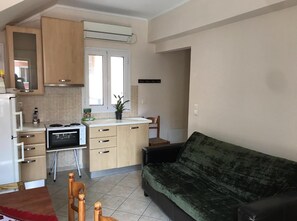 Casa | Cocina privada | Frigorífico, horno, placa de cocina y hervidor eléctrico