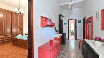 Traditional House | 2 bedrooms, blackout drapes, iron/ironing board, free WiFi
