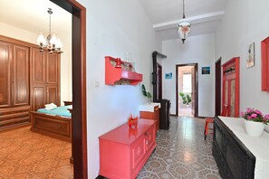 Traditional House | 2 bedrooms, blackout drapes, iron/ironing board, free WiFi
