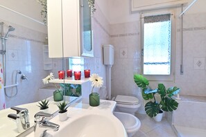 Traditional House | Bathroom
