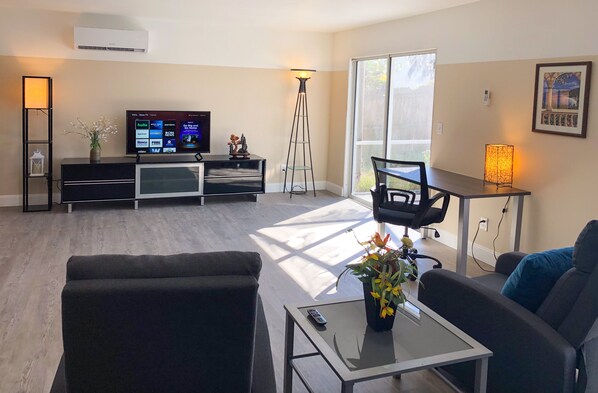 Suite monolocale Grand, angolo cottura | Una scrivania, postazione laptop, Wi-Fi gratuito, lenzuola