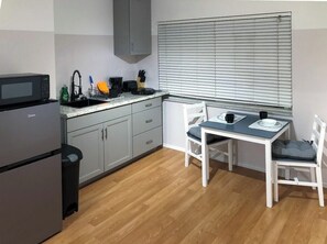 Departamento Elite | Cocina privada | Frigobar, microondas, parrilla de estufa y cafetera y tetera 