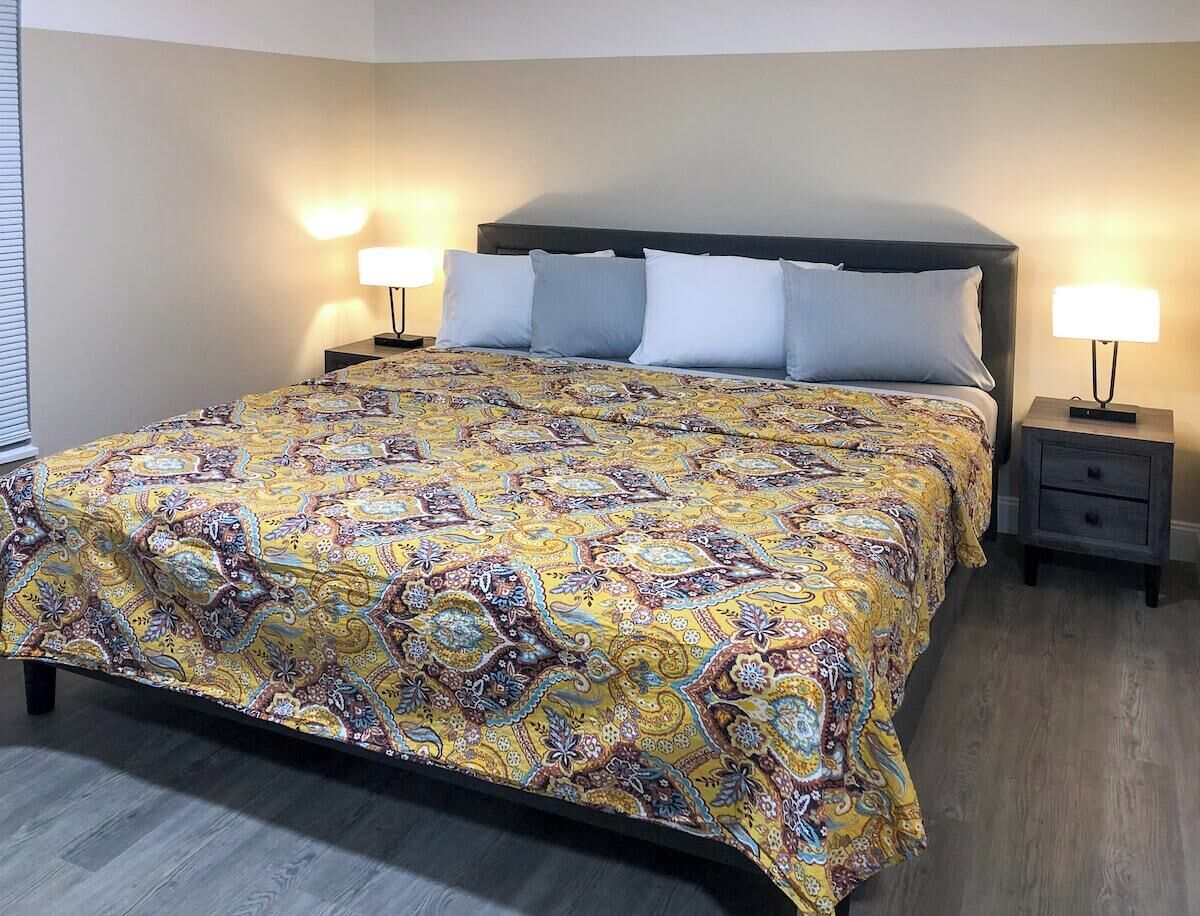 經典開放式客房 | 書桌、手提電腦工作空間、免費 Wi-Fi、床單