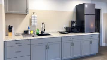 Suite estudio estándar | Cocina privada | Frigorífico pequeño, microondas, placa de cocina y cafetera o tetera