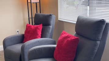Suite estudio clásica (Queen Bed, Desk, Roku-TV) | Zona de estar | Una Smart TV
