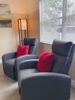 Classic Studio Suite (Queen Bed, Desk, Roku-TV) | Living area | 43-inch Smart TV with cable channels, Hulu, streaming services