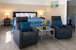 Suite monolocale Grand, angolo cottura | Una scrivania, postazione laptop, Wi-Fi gratuito, lenzuola