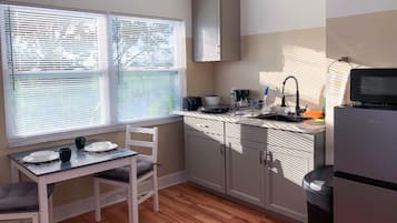 Apartamento (2 Room, Lake View, Work Desk) | Cocina privada | Frigorífico pequeño, microondas, placa de cocina y cafetera o tetera