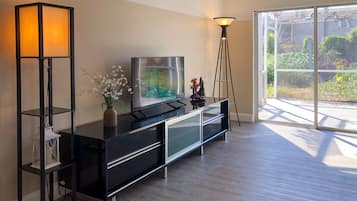 Suíte estúdio grand, cozinha americana | Área de estar | Smart TV